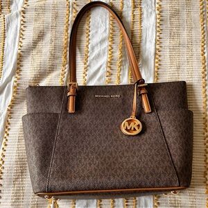 Michael Kors
Jet Set East West Signature Logo And Logo Charm Top Zip Tote Bag